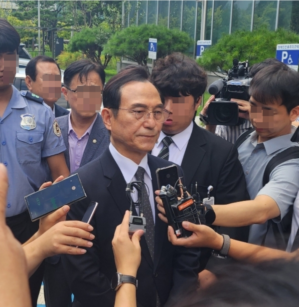 재판을 마친 뒤 기자들의 질문에 답변하고 있는 박상돈 시장/박동혁 기자<br>