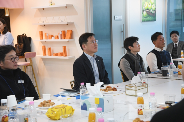 성창훈 조폐공사 사장(왼쪽 두 번째)이 자유로운 분위기에서 KOMSCO 4050 자문단원들의 의견을 듣고 있다.
