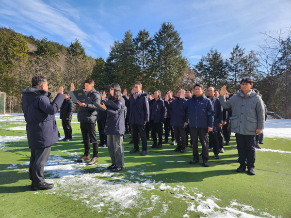 25일,국가철도공단 호남본부와 협력사 관계자들이 화순군 무등산에서 ‘2024년 안전청렴결의대회’를 시행하고 있다.
