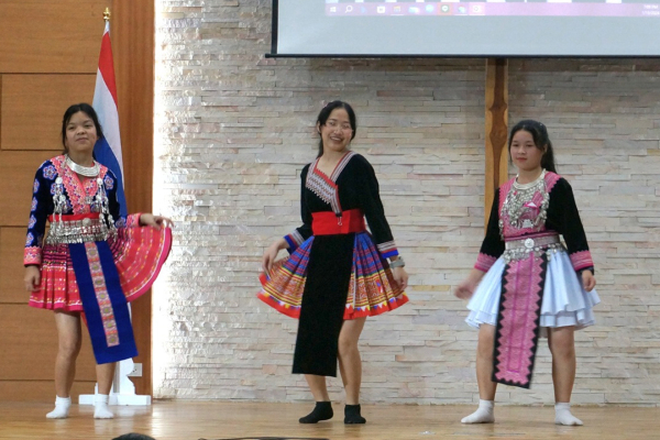 지난 12일 태국 치앙마이 하늘미션센터에서 열린 ‘안녕 한국, 원더랜드 캠프’에서 태국 학생들이 전통의상을 입고 장기자랑으로 춤을 선보이고 있다
