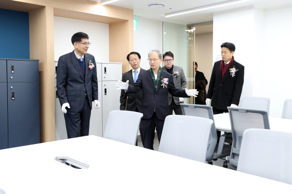 김한영 이사장(오른쪽 두 번째)이 29일 안산역 KR스타트업라운지를 시찰하고 있다.