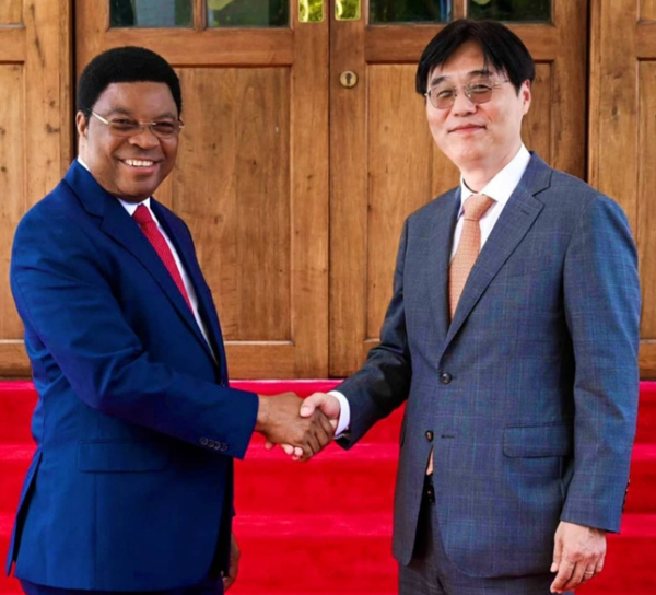 탄자니아 총리 면담(좌측 마잘리와 총리, 우측 김형렬 행복청장)