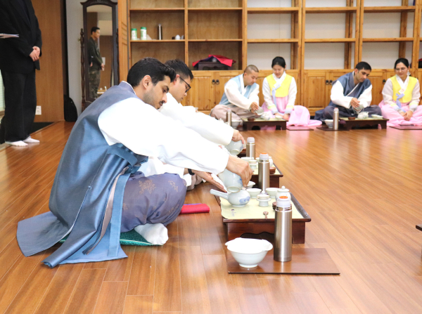 육군대학 외국군 수탁장교 및 가족 효문화 체험 다도 실습 모습