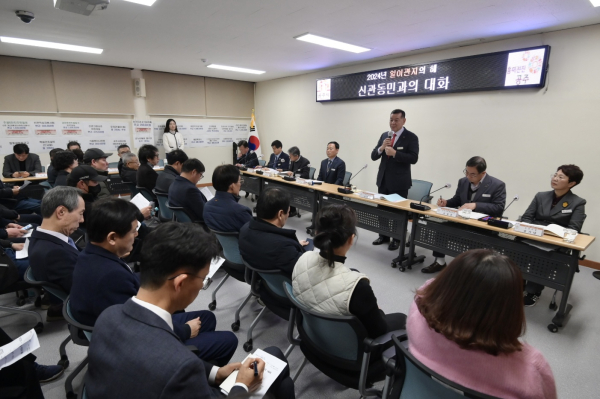 신관동 시민과의 대화를 하고 있는 최원철 시장