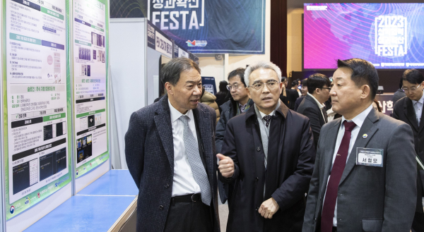 목원대·배재대 총장, 대전 서구청장 산학협력 성과확산 페스타 관람 모습