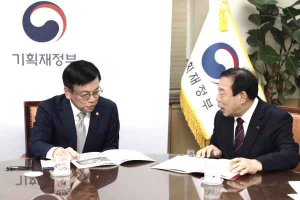 최상목 경제부총리를 면담 중인 최민호 시장(좌)