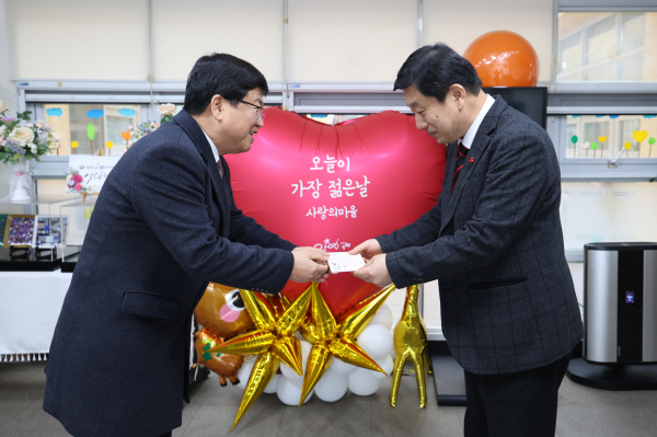 1일, 최교진 교육감이 관내 사회복지시설을 방문하여 위문품을 전달하고 따뜻한 정을 나누고 있다.