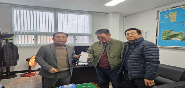 원산도이장단, 서천군 특화시장 대형화재 피해발생에 따른 성금 전달식 모습