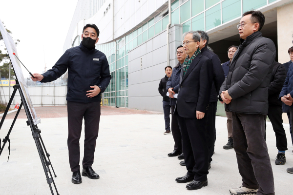 1일, 김한영 이사장(오른쪽 두 번째)이 키즈레일(Kids Rail) 거제역 어린이집 추진현황을 듣고 있다.