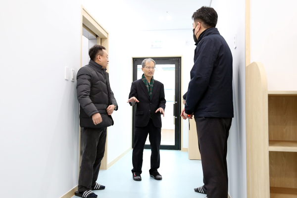 1일, 김한영 이사장(가운데)이 키즈레일(Kids Rail) 거제역 어린이집 현장점검을 하고 있다.