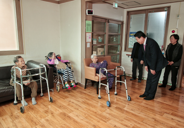 사회복지 시설 위문에 나선 오성환 시장 모습