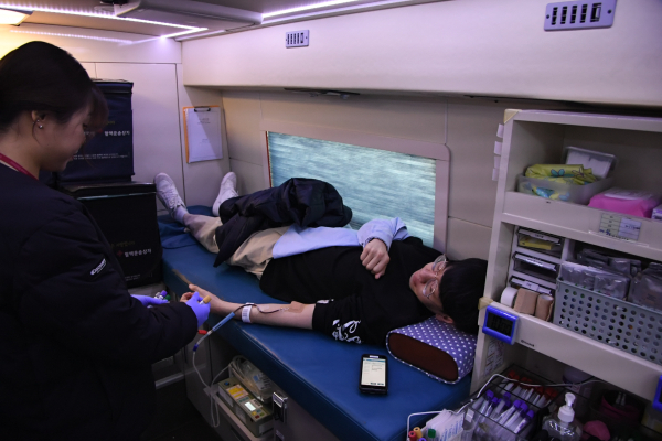 사랑의 헌혈 행사에 참여한 조폐공사의 한 직원이 간호사의 안내에 따라 헌혈을 하고 있다.