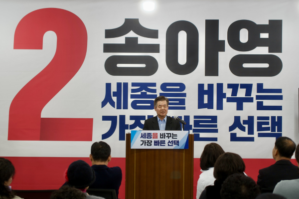 축사하는 이흥무고문