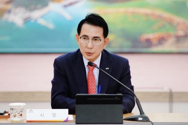 5일 이완섭 서산시장이 시청 대회의실에서 열린 읍면동장 회의에서 설 명절 대비 시민 안전을 최우선으로 당부했다