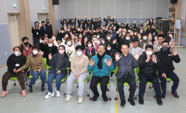 5일 태안군장애인복지관을 방문한 가세로 군수