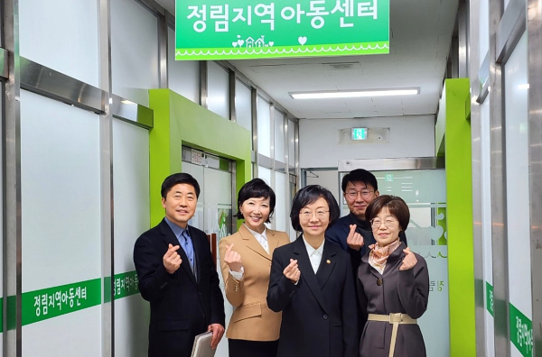 오유경(가운) 식품의약품안전처장은 5일 배재대 산학협력단이 위탁 운영 중인 대전서구어린이·사회복지급식관리지원센터와 대전 정림지역아동센터를 방문해 어린이 급식시설 위생·영양관리 지원을 점검했다.