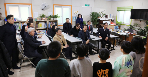 관내 복지시설 방문해 위문품 전달식 모습