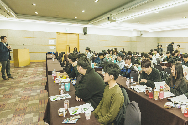 지난 1일 부산 한화리조트에서 열린 ‘2023 지방대학활성화사업 성과 확산 및 역량강화를 위한 합동 워크숍’에 참석한 학생들이 특강을 듣고 있다.