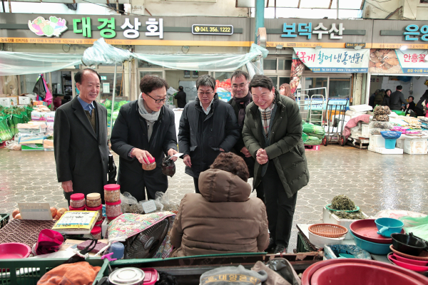 오성환 시장, 설 명절 맞아 전통시장서 장보기 행사 및 상인들 격려 모습