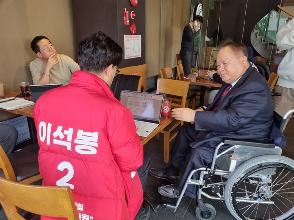 국민의힘 이상민 국회의원(오른쪽)과 이석봉 대덕구 예비후보(가운데).