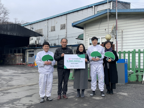 한인구 덕산식품 상무 외 임직원, 박미애 초록우산 세종지역본부장 외 임직원(사진=초록우산어린이재단 제공)