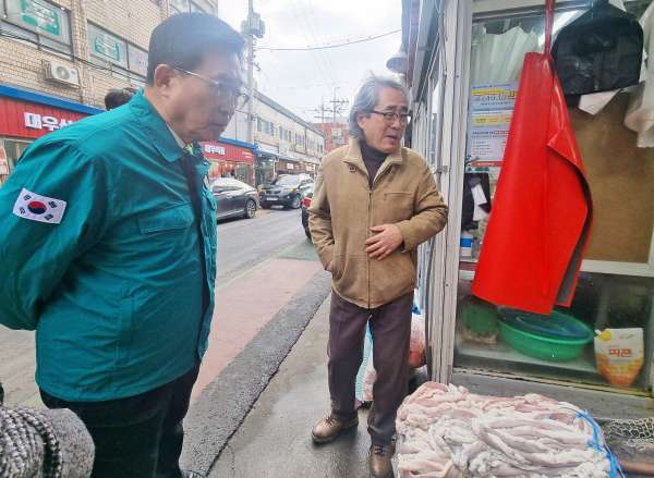 인천축산물시장 방문사진 * 한국농수산식품유통공사 김춘진 사장(좌측 1번째)