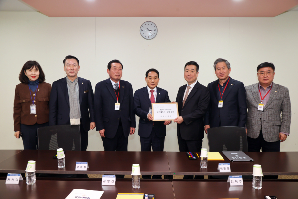 국세청 방문해 ‘당진세무서 승격·설치’에 대한 건의문 전달 모습