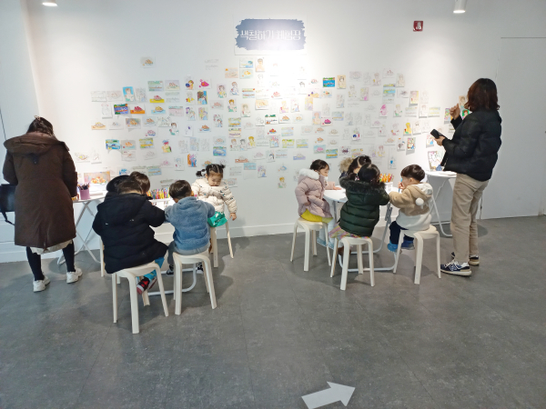 명화 레플리카 전시인 '갤러리 투어 명화전－르누아르 행복을 그리는 화가' 진행 모습