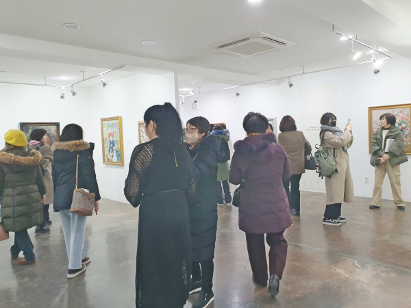 명화 레플리카 전시인 '갤러리 투어 명화전－르누아르 행복을 그리는 화가' 진행 모습