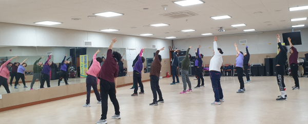 청양의료원, 10월까지 아침체조 교실 운영 모습