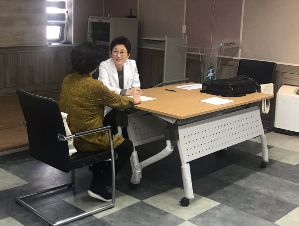 지난해 12월 금산군보건소에서 한센복지협회 대전충남지부 소속 피부과전문의가 주민 피부질환 무료 진료를 하고 있다.