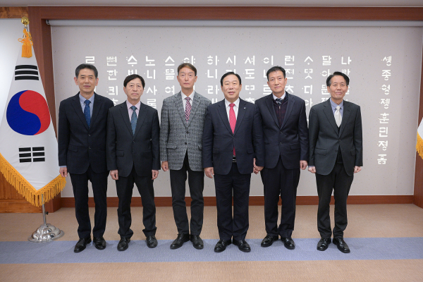 사진 왼쪽부터 홍성구 전 소담고등학교 교장, 홍용표 전 세종시교육청 총무과장, 강희동 전 세종시의회 사무처장, 최민호 시장, 김광남 제4대 감사위원장, 정완택 전 전라북도 소방안전본부장