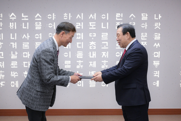 왼쪽부터 강희동 감사위원, 최민호 시장