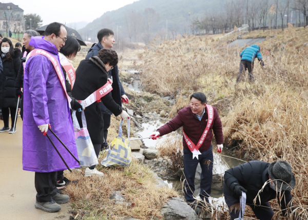 도안동 용소수변공원 청소 중인 서철모 서구청장