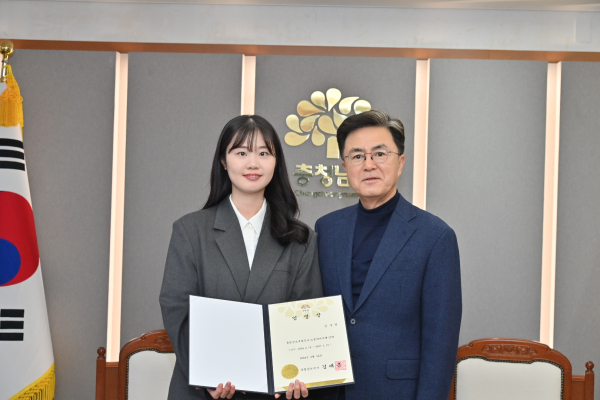 충남개발공사 노동자 이사 임명장 수여(왼쪽부터 충남개발공사 김수현 노동자 이사, 김태흠 충남지사)