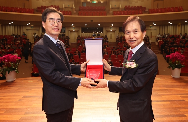 KAIST 명현 교수(왼쪽)와 이광형 총장