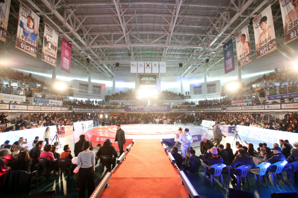 지난 12일 경기장을 가득 메운 관중들 모습.