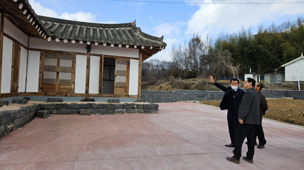 강만희 대전지방보훈청장이 애국지사 임병직 박사 생가를 방문하여 관계자에게 설명을 듣고 있다