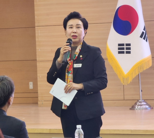 토론회에 앞서 인사말을 하는 유영진 복지문화위원장/사진=박동혁 기자