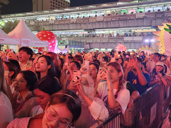 방문객들이 대거 몰린 박람회 개막식 모습