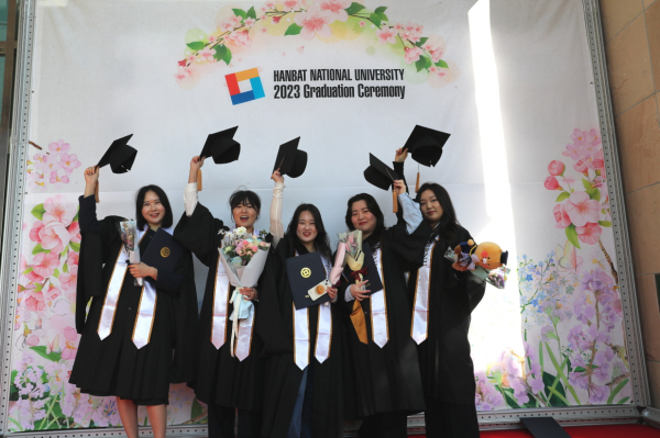 2023학년도 전기 학위수여식에서, 융합디자인학과 졸업생들이 기념촬영을 하고 있다.