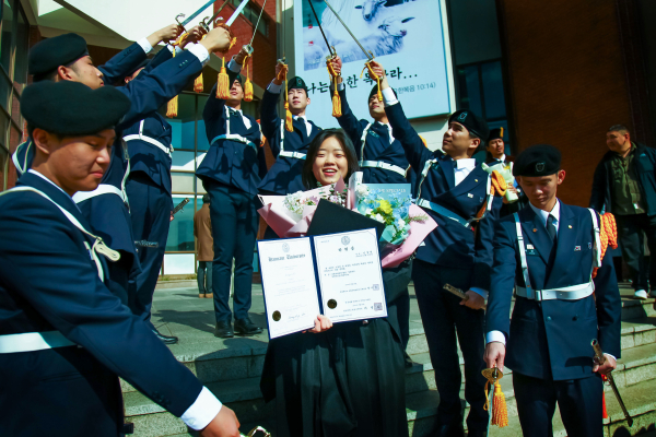 16일 한남대서 학위수여식이 열린 가운데 졸업생이 학군단의 예도를 받으며 기념촬영을 하고 있다.