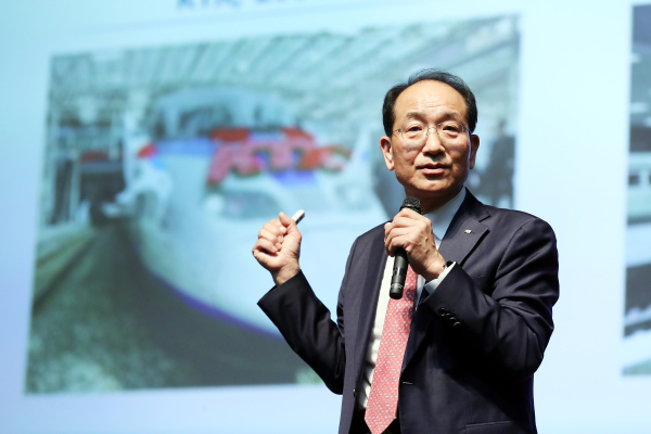 제8대 이성해 이사장이 취임식에서 인사말하는 모습