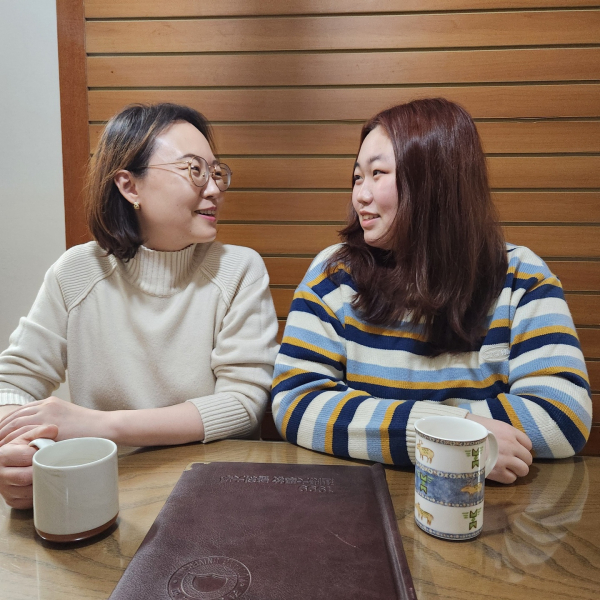 건양대 간호학과 동문이 된 모친 정희용 씨(왼쪽)과 자녀 오은송 씨