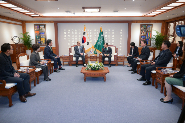 20일 최민호 시장, 사미 알사드한 주한 사우디아라비아 대사 접견 모습
