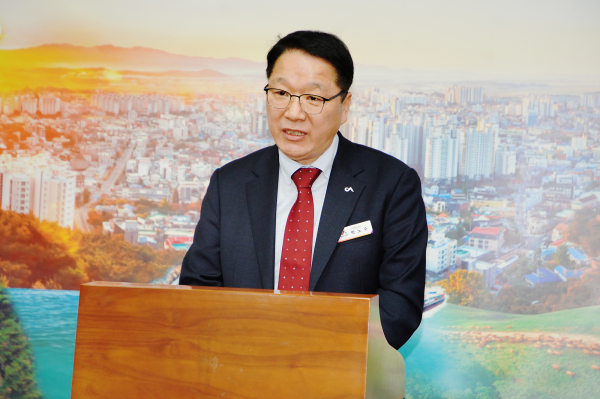 박노수 서산시 자치행정국장이 21일 시청 브리핑룸에서 시민들의 사고 예방과 불안감 해소를 위한 시민안전 시책에 대해 설명하고 있다.