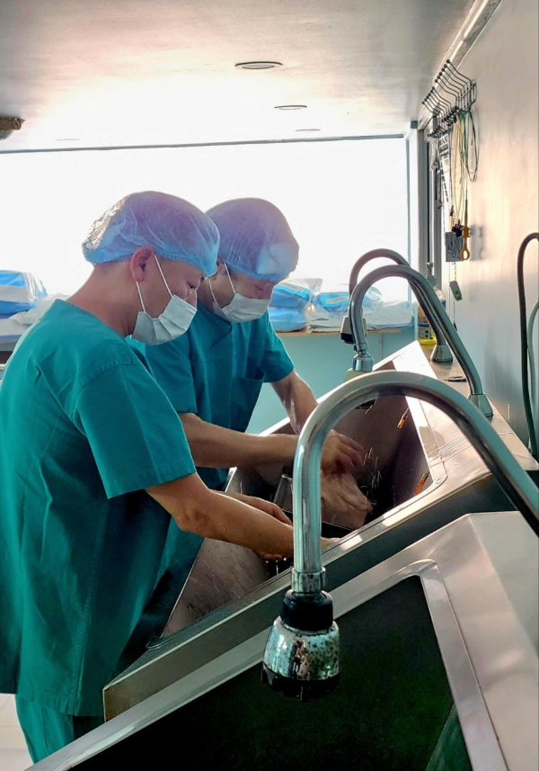 대전을지대병원 산부인과 황인택 교수 캄보디아 의료봉사 진행 모습