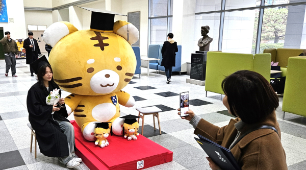 졸업생들이 배재대 마스코트인 ‘나섬이’와 함께 기념사진을 촬영하고 있다.