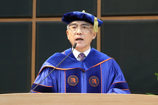 22일 오전 목원대 채플에서 열린 2023학년도 학위수여식에서 이희학 총장이 졸업식 축사를 하고 있다.