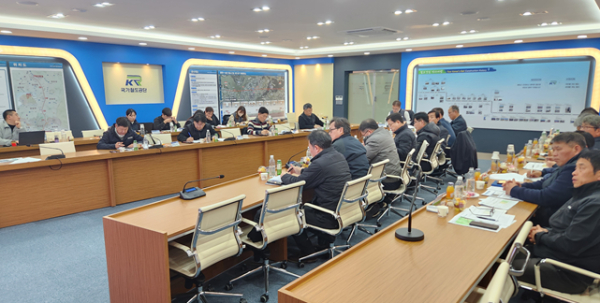 26일, 강원본부와 협력사 관계자들이 춘천∼속초 1공구 현장사무실에서 ‘2024년 강원권 철도건설사업 예산 조기집행을 위한 재정회의’를 시행하고 있다.